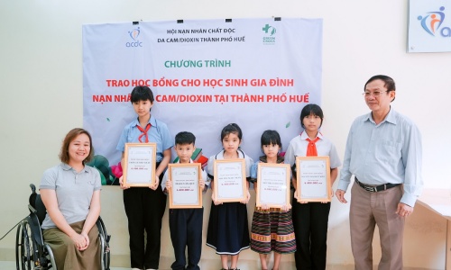 Thành phố Huế: Trao học bổng cho học sinh gia đình nạn nhân da cam